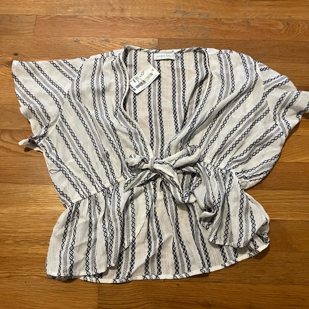 NWT flowy printed tie front crop top